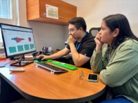 Para el 2026, se proyecta ampliar el uso de Emilia, reforzar la actualización de teléfonos móviles de los pacientes e implementar la interoperabilidad con el sistema de interconsultas de Minsal.