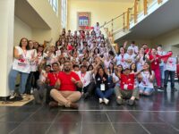 La gran comitiva de artistas llegó este martes 18 de noviembre hasta la Plaza de Armas, deleitando a la audiencia e invitando a la comunidad a colaborar con esta fundamental iniciativa solidaria.