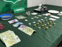 Las viviendas allanadas tenían cámaras de seguridad que permitían monitorear el movimiento en el sector.