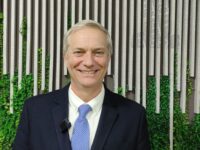 El candidato presidencial republicano, sostuvo reuniones con lideres regionales. 