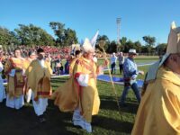 En su mensaje, monseñor Vera resaltó el valor de la familia cristiana como “el primer lugar de evangelización”.