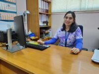 Esta estrategia apunta a fomentar un envejecimiento activo y saludable, enfocándose en la prevención de la dependencia funcional y en la atención de los desafíos que acompañan al proceso natural del envejecimiento.