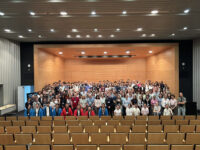 Una investigación liderada por la Dra. Paula Pimentel del Centro de Estudios Avanzados en Fruticultura (CEAF) busca “escuchar” la conversación molecular que permite a las plantas frutales del género Prunus (como durazneros y ciruelos) adaptarse a la falta de oxígeno en sus raíces, un fenómeno conocido como hipoxia.