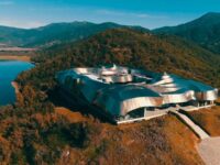 Fundada en 2004 por Alexander y Carrie Vik, la viña fue diseñada desde su origen como un laboratorio enológico de precisión.