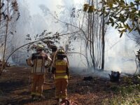 Desde el municipio se informó que, como refuerzo a las labores, se sumará un camión aljibe municipal para apoyar el abastecimiento de agua durante el combate del fuego.