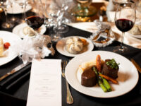 La propuesta combina cena de gala, música en vivo y una ambientación inspirada en “Silver & Lights”.