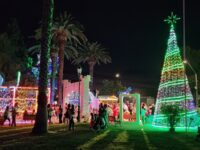 Es un espectáculo de luz y color gracias a sus icónicos adornos, como la Esfera Gigante y el Pesebre de Mimbre, atrayendo a miles de familias que se vuelcan a diario a tomarse fotografías y celebrar el espíritu navideño, un éxito que supera los límites comunales.