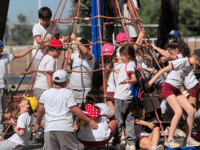 “Los alumnos de 3° y 4° básico participaron, junto a sus profesores, en una clase al aire libre realizada en un parque, donde desarrollaron ejercicios físicos y actividades lúdicas. Esta experiencia permitió reforzar hábitos de alimentación saludable y favoreció un aprendizaje más significativo, al combinar el enfoque lúdico con el desarrollo de la clase fuera del aula.”