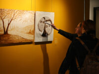 A través de lenguajes tradicionales y experimentales, las/os artistas articulan “conceptos mistralianos” con nuevas materialidades, integrando mirada crítica, reflexión estética y la profundidad mestiza de América.