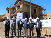 La CChC O’Higgins destaca el firme compromiso y aporte sostenido de sus socios al Plan de Emergencia Habitacional, iniciativa impulsada por el Gobierno, que ha permitido avanzar en la reducción del déficit habitacional en la región durante los últimos cuatro años.