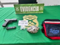 La ubicación del individuo se logró gracias al apoyo de cámaras del sector. Al momento de ser fiscalizado, el sujeto intentó escapar, pero fue alcanzado y detenido por Carabineros.