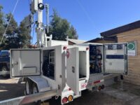 La iniciativa busca asegurar las comunicaciones en zonas afectadas por incendios forestales, permitiendo mantener la coordinación de emergencias y el contacto de la población mientras se restablecen las antenas fuera de servicio.