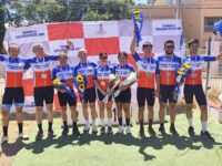 El ciclismo de ruta en Chimbarongo tiene nombre de campeona: Claudia Torres. La destacada deportista, originaria del sector Santa Valentina, acaba de sumar un nuevo y significativo logro a su ya impresionante palmarés al coronarse campeona nacional en la categoría adulta A (mujeres de 18 a 35 años). Este triunfo se consolidó el pasado 30 de noviembre en la competencia organizada por el Club de Ciclismo Canadela de Santiago, que se llevó a cabo en la exigente zona de Chicauma, Mallarauco.