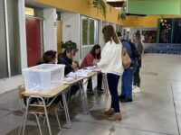 Las urnas permanecerán abiertas hasta las 18:00 horas, según lo establecido por el Servel, mientras continúa el despliegue habitual de personal a cargo del resguardo y funcionamiento del proceso electoral.
