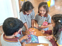 "Los niños de Educación Parvularia reforzaron la unidad sobre el reconocimiento del valor del billete mediante actividades lúdicas que les permitieron comparar y distinguir distintos valores monetarios de manera divertida y significativa."