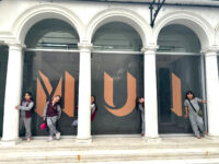 Los estudiantes de 1° básico del Colegio Instituto Rancagua vivieron una experiencia educativa multisensorial en el MUI, fortaleciendo su aprendizaje a través del arte y la tecnología audiovisual.