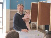 El militante republicano votó en el Liceo de Requínoa.