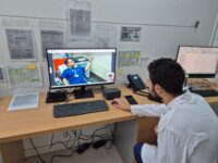 Este especialista está capacitado para evaluar al paciente, revisar los escáneres cerebrales en tiempo real y dirigir al equipo local para la administración inmediata del tratamiento trombolítico.