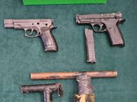 Intentó huir por los techos de las viviendas.