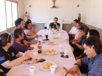 El pasado jueves, el alcalde Pablo Silva Pérez llegó hasta la localidad de Puente Negro para informar a las vecinas y vecinos que, tras el trabajo encabezado por nuestra Secplan, la reevaluación del proyecto de alcantarillado obtuvo la esperada Recomendación Satisfactoria (RS) por parte del Ministerio de Desarrollo Social y Familia.