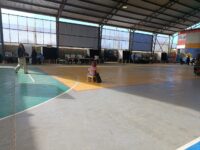 Abuela y nieta compartieron un momento durante jornada electoral.