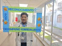 Realizó un reconocimiento por desempeño sobresaliente al médico Dr. Marco Aníbal Lara Cajas.