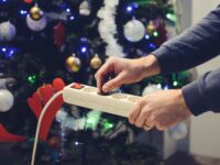 Utilizar productos eléctricos como alargadores y adornos de navidad que estén certificados por la SEC, no recargar los sistemas eléctricos y conducir con precaución, son algunas de las sugerencias que entrega la empresa para evitar riesgos en estas fechas de celebración.