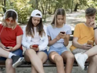 Medida se enfoca en el resguardo de la salud mental de los jóvenes bajo los 16 años.