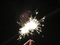 La ley establece penas de presidio menor en su grado mínimo, que van desde los 61 a los 540 días, o multas que fluctúan entre 5 y 20 UTM.