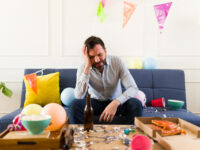 Consumir ciertos alimentos antes de beber alcohol, mantener una hidratación adecuada y elegir opciones específicas al día siguiente puede ayudar a disminuir los efectos de la resaca tras celebraciones como Navidad y Año Nuevo.