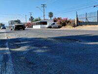 La intervención contempla la renovación completa de 1,6 kilómetros de calzada, eliminando los parches históricos y aplicando un nuevo pavimento asfáltico.