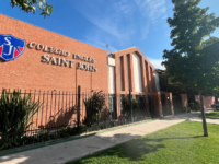 El Colegio Inglés Saint John 
con gran orgullo celebra el destacado 
logro de nuestra Promoción 2025. 
Felicitamos especialmente a los 29 estudiantes que superaron los 900 puntos en la PAES, en una promoción de 59 jóvenes, reflejo de su esfuerzo, constancia y compromiso con su proceso formativo.
Agradecemos sinceramente a las familias por su apoyo permanente y a nuestros distinguidos docentes por su vocación y profesionalismo, fundamentales para 
alcanzar estos resultados.

En la alianza familia y colegio, trabajando juntos, seguimos construyendo un 
futuro lleno de oportunidades.

¡Felicitaciones a todos y todas!