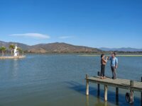 El calor y las vacaciones de verano impulsan la llegada de turistas a la región, con Pichilemu y el Lago Rapel como los destinos más concurridos, mientras Sernatur proyecta que febrero traerá un nuevo flujo de visitantes.