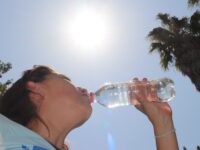 Una profesional del recinto asistencial recomienda mantener una hidratación constante y privilegiar frutas de temporada con alto contenido de agua.