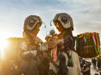 El montaje destaca por el uso de grandes estructuras móviles, música en vivo y una narrativa visual que dialoga con el entorno urbano, invitando al público a acompañar el recorrido del pasacalle.