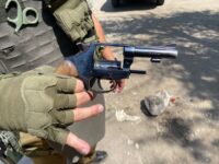 El sujeto intentó escapar y los vecinos intentaron impedir el actuar de Carabineros. 