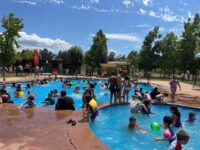 Actividades diarias incluyen piscina, música y espacios al aire libre.