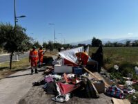 La intervención se desarrolló con apoyo de personal policial y equipos municipales, abarcando cruces viales, áreas cercanas a servicios de salud y otros sectores de alta circulación peatonal y vehicular.