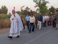 La actividad comenzó a las 19:30 horas con una procesión por las calles del sector.