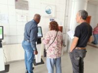 Josué Prince, facilitador del hospital, explicó que “el correcto uso de los tótems permite que la atención sea más fluida y justa para todos, ya que ordena los turnos y prioriza adecuadamente a quienes lo necesitan".