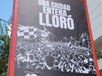 Con una intervención en el Paseo Independencia, la capital regional volvió a rendir homenaje a los 16 hinchas celestes, en un gesto de memoria colectiva que busca mantener viva su historia y transmitirla a las nuevas generaciones.