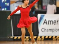La joven patinadora de la región de O’Higgins, campeona de la Americas Cup Orlando 2025, retomó recientemente sus entrenamientos tras una pausa marcada por una dolorosa pérdida familiar. Con solo 16 años, combina sus estudios con exigentes jornadas de alto rendimiento en Santiago y proyecta un 2026 enfocado en competencias nacionales, con la mirada puesta en clasificar nuevamente al certamen internacional en 2027.