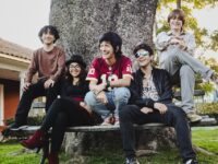 La agrupación, integrada por cinco jóvenes de Rancagua, nació como un proyecto escolar y hoy suma presentaciones, prepara su participación en el repechaje televisivo y apuesta por un sello propio con covers reinterpretados y una propuesta cercana al público.