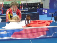 Una individual, dos en dobles damas y una en dobles mixto.