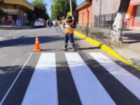 Trabajos en pasos peatonales, resaltos y señalización buscan reforzar la seguridad en los alrededores de establecimientos educacionales de la comuna.
