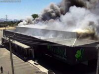 Bomberos trabaja en el control del fuego en avenida San Juan con Recreo.