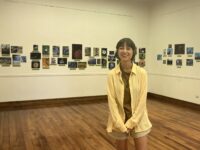 La muestra reúne imágenes de aves, flora y especies presentes en la zona centro del país, promoviendo la reflexión sobre el cuidado del medioambiente y la importancia de valorar el entorno natural.