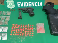 Carabineros los ubicó ocultos en un canal y halló un arma, ketamina y pasta base.
