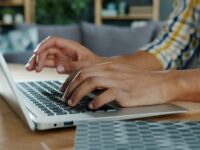 Mientras las vacantes nacionales caen un 9,8%, la región repunta por la demanda de operarios y técnicos.