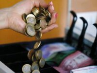 INE reporta alza salarial, aunque la mitad del país vive con menos de $612 mil mensuales.